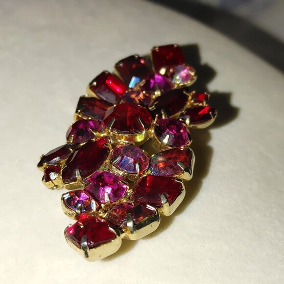 Brooch Red Aurora Borealis Rhinestone Gold Tone Vintage Setting Pinback Prong - Picture 5 of 11